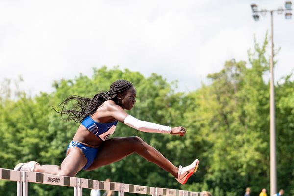 Hawa Jalloh (Wiesbadener LV) ueber 100m Huerden am 04.06.2022 waehrend der Sparkassen Gala in Regensburg